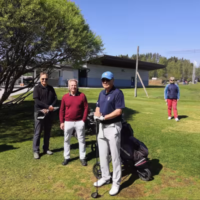M75 Tour Manager ja SGS:n hallituksen jäsen Kari Sairo vei M65 Tourin molempien sarjojen voiton kotikentällään Salossa. Kuvassa myös Seppo Lintula ja Antero Nukari.
