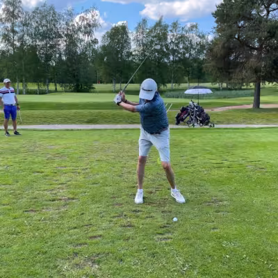 Päivän kolmosen Kari Nymanin swingin mallia väylän 14 tee boxissa