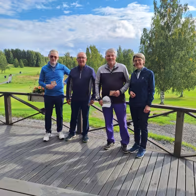 M65-sarjan palkitut: 2. Jari Sokka, 1. Kauko Kanniainen ja 3. Matti Korhonen kuvassa Airin kanssa