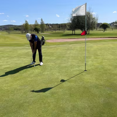 Olii Jurvanen puttaa parin sisään reiällä 18.