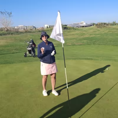 Onnellinen holarintekijä Leena Sjöberg St Laurence Golf.