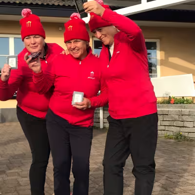 Pickaln hopea-ladyt Mari Laitinen, Anna-Maria Lehtonen ja Marika Soravuo vauhdikkaina. Camilla Wahlsten puuttuu kuvasta.