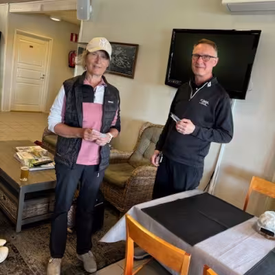 Hartolan N65 sarjan voittaja Riitta Lindgren ja Hartola Golfin toimitusjohtaja Tera Heinonen.