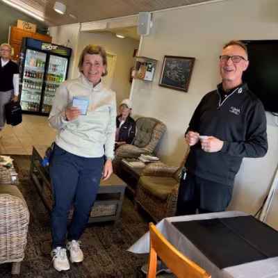 Hartolan N50 sarjan voittaja Sini Lampainen ja Hartola Golfin toimitusjohtaja Tera Heinonen.