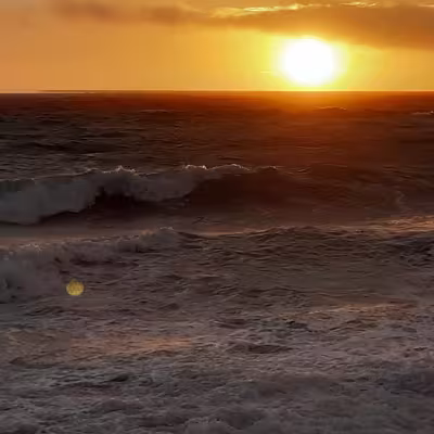 Upeita auringonlaskuja riitti lähes joka ilta, mutta kuvassa näkyy myös kovan tullen nostattama aallokko.
