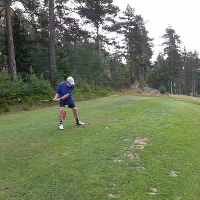 Vihden Jukka "Foppa" Forsman avaamassa 1. tiillä