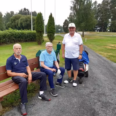 Matti Kilpeläinen, Seth-Veli Järvinen ja Timo Ahveninen pienellä tauolla ennen takaysiä.