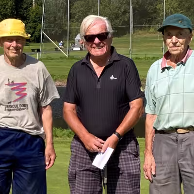 SHG:n aktiiviset golffarit, Heikkosen veljekset Valto (vasemmalla) ja Arvo (oikealla). Veljesten yhteenlaskettu ikä on 176. Pelikaverina samassa ryhmässä Heimo Mäkinen Hyvinkään Golfista.