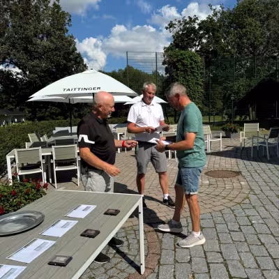 vas. Risto Mäkinen, Jukka Utriainen ja Pasi Piispa