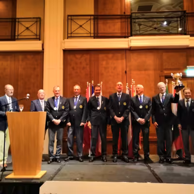 ESGA M55 Cup-joukkue podiumilla 