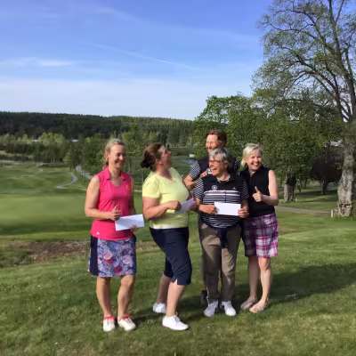 "Palkittujen on helppo hymyillä". Kuvassa vas. Johanna Mustjoki-Purhonen (2.), Tiina Vainio (1.), Anna-Maria Lehtonen (3.), Virpi Haataja (4.), Marja Virtanen (5.)