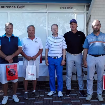 OnGolf Finnish Senior Tourin kauden avauskisan parhaat vasemmalta Timo Siro, Ari Vauhkonen, Timo Karttaavi (voittaja), Mika Sandell ja Jari Leppänen.