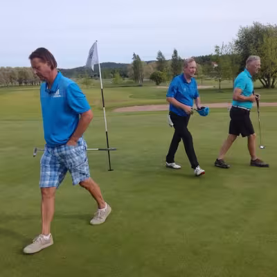 Johtopallossa olleet Tommi Vainio (Salo), Juha Sillman (Messilä) ja Jouko Latvakangas (ERG) poistuvat mietteliäänä viimeiseltä griiniltä.