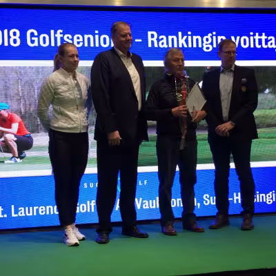 Ari Vauhkonen (kesk.) palkittiin messuilla viime vuoden ansioituneempana seniorina. Jyrki Nykänen ja Marko Leiviskä Golfliiton puolesta juhlistivat tilaisuutta.