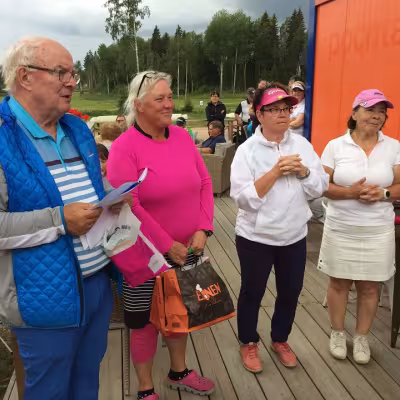 Kisa on käyty ja voittajat palkittu, vas. Jaana Nyström, Päivi Rissanen ja Marja Leena Kärkkäinen