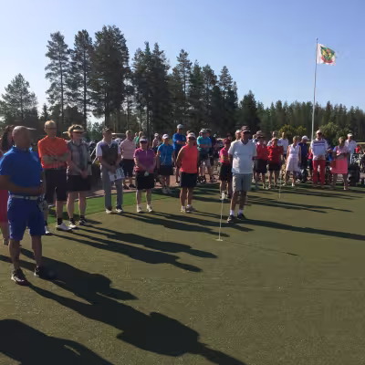 Toistasataapäinen kuulijakunta hiljentymässä avajaisseremoniaan
