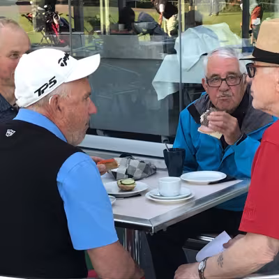 Forecadit tankkaamassa ennen työrupeamaa. Forecaddiet oikealta: Jouko Varttinen, Olavi Laine, Kauko Kari ja Rainer Helkkula.