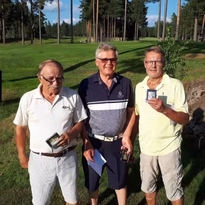 Joukkuekisan voittajakolmikko vasemmalta Markku Koskela, Erkki Kortelainen ja Markku Utti.