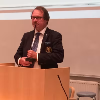 Heikki Hallaranta julistaa tilaisuuden avatuksi