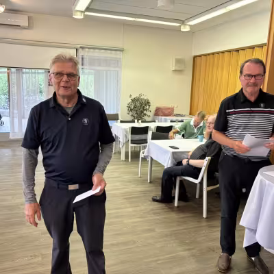 Erkki Kortelainen pokkaa palkinnon 