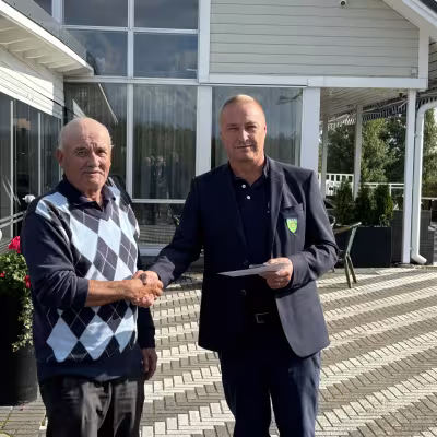 Matti Mäkivirta saa kultamitalin Kari Piippolta.