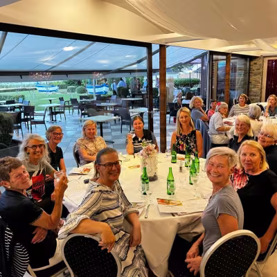 Joukkue päivällisellä hotellissa